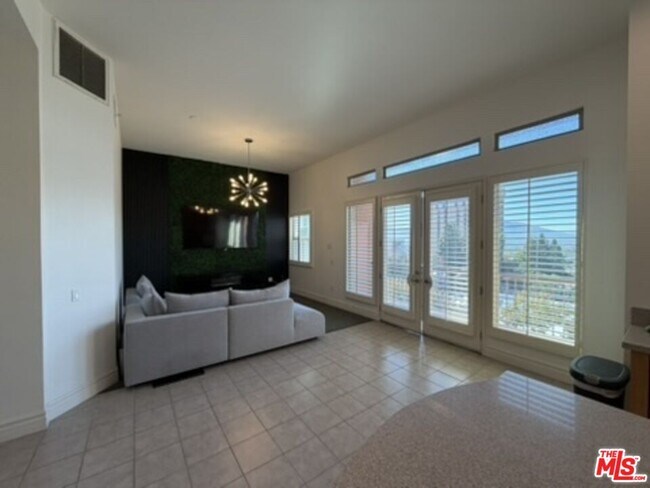 Foto del edificio - 150 S San Fernando Blvd