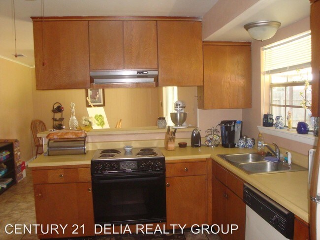 Building Photo - 3 br, 2 bath House - 2101 Peach St.