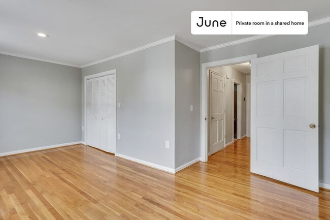 Foto del edificio - Room in Shared 7 bed/4 bath home