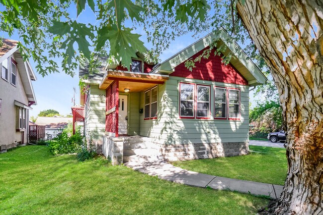 Building Photo - Quick-Move Special! Half Off Rent!