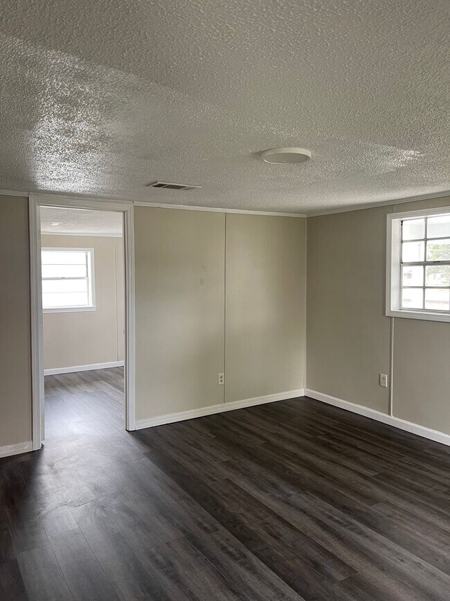 Building Photo - 3 Bed 1 Bath House