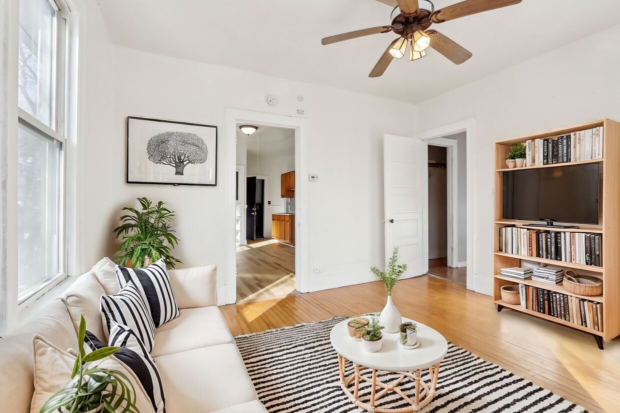 Primary Photo - 2 bed 1 bath apartment newly remodeled, lo...