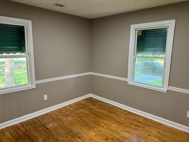 Building Photo - 2 Bedroom House