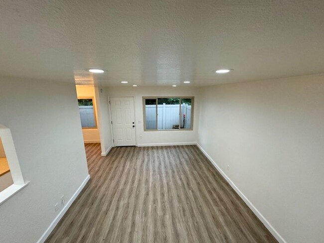 Building Photo - Beautiful 3 Bedroom, 1.5 Bath Townhome Ava...