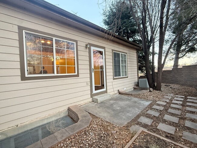 Building Photo - Beautiful 3-Level Corner Unit Condo with Garage