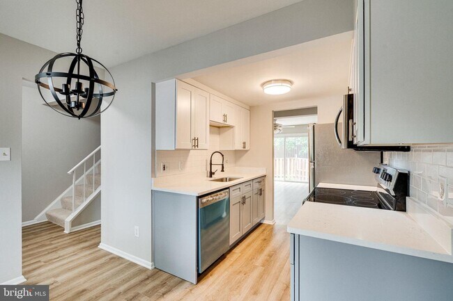 Building Photo - 204 Sanderson Dr