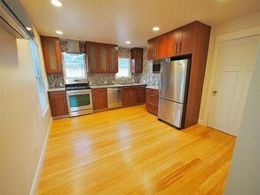 Building Photo - 104 Stratford St