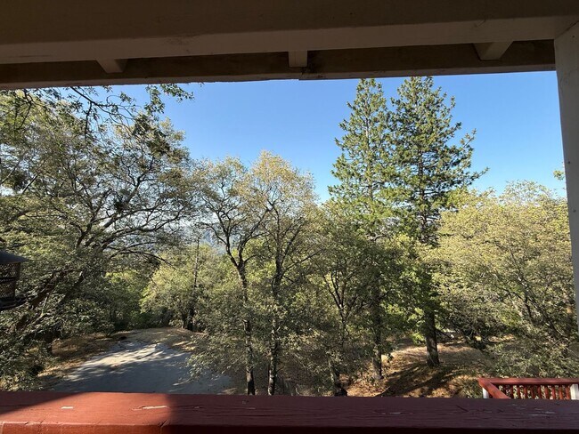 Foto del edificio - Beautiful Crestline Home - Private & Peaceful