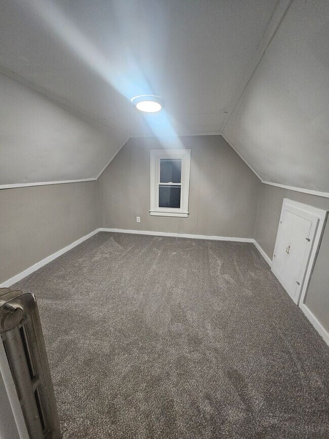Building Photo - 3 Bedroom Single Family - Brand new renova...