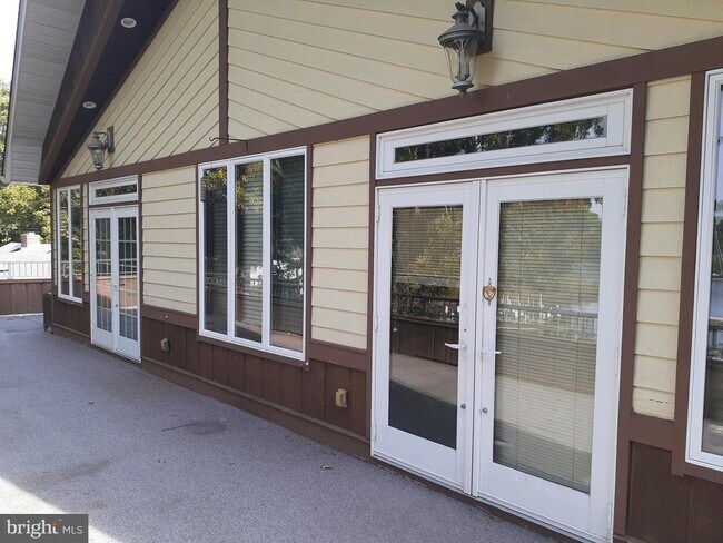 Building Photo - 361 Deer Dr