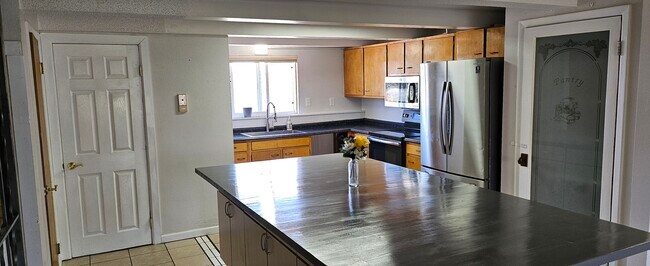 Foto del edificio - 4206 Loomis Ave