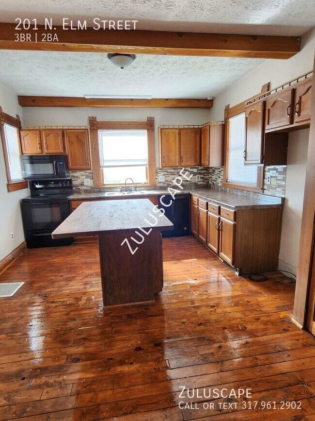Foto del edificio - Large, 3 bedroom home with bonus area and ...