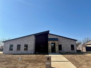 Building Photo - 2713 Stone Briar Dr