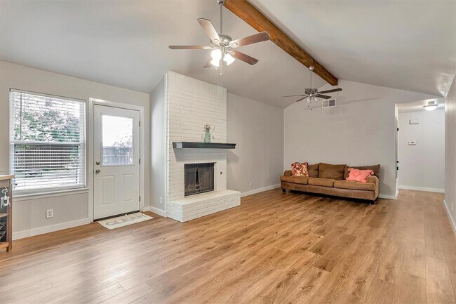 Foto del edificio - 1308 Troy Ln