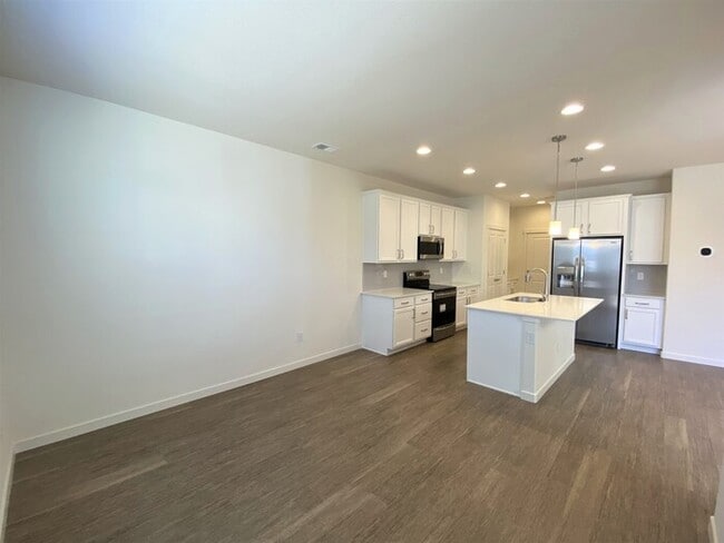 Building Photo - Beautiful Townhome in Thornton