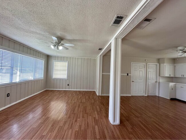 Building Photo - 545 Oak St