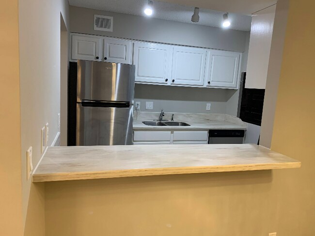 Building Photo - 1403 Huntingdon Chase