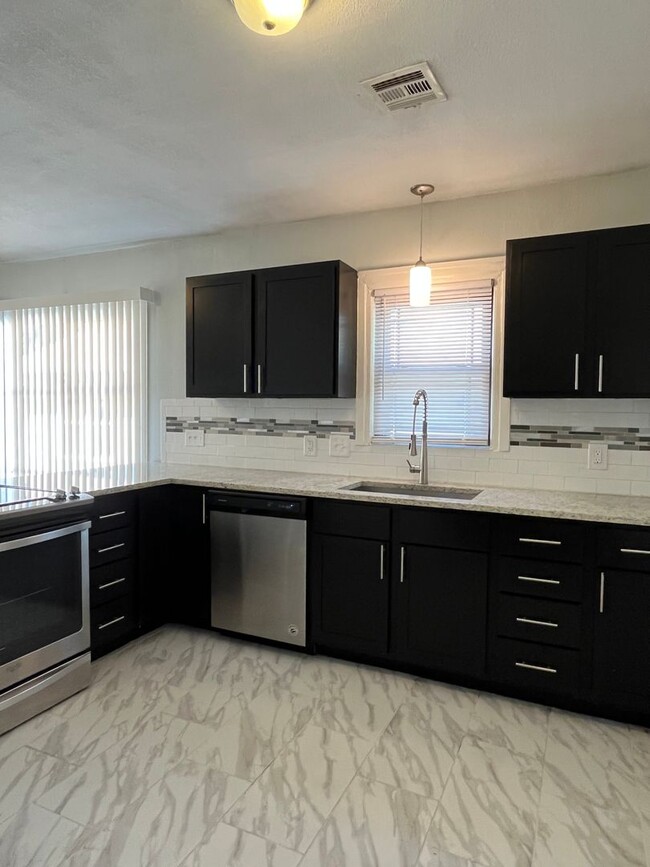 Foto del edificio - 2 bedroom, 2 full bath House!