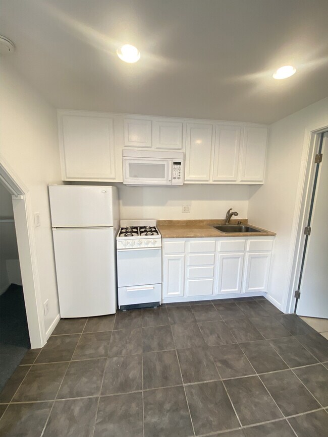 Photo - 1131 20th St Apartments