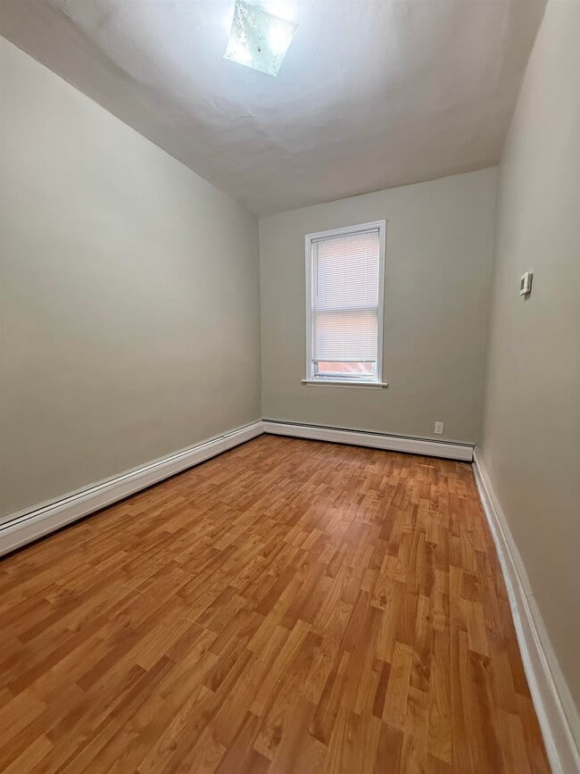 Building Photo - 153 W 20th St