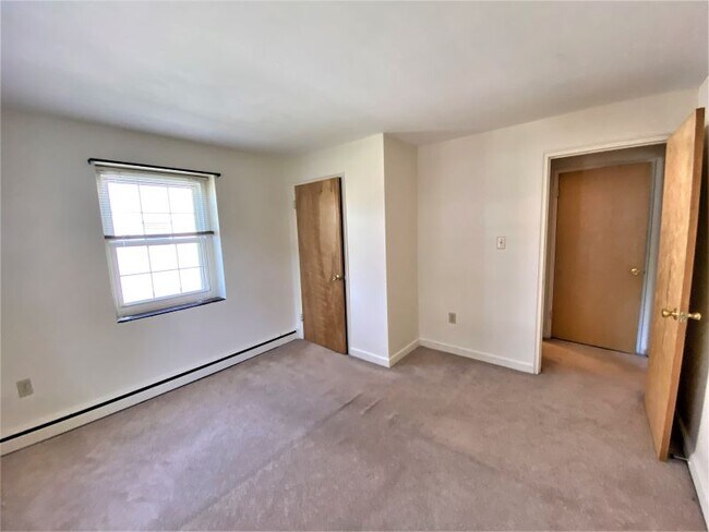 Building Photo - 4 Colonial Village Dr