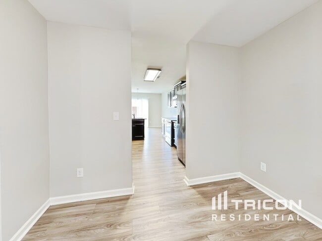 Foto del edificio - 2831 Village Center Dr