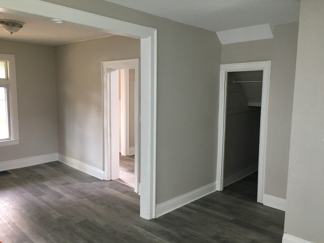 comedor/sala de estar (armario para abrigos puerta coming!) - 1335 West Ave