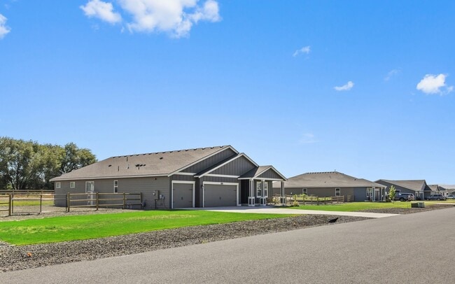 Foto del edificio - 4 Bedroom Home with Spacious Fully Fenced ...