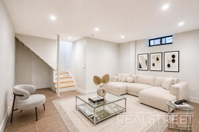 Building Photo - Spacious 2 Bed 1.5 Bath DUPLEX in Bed Stuy