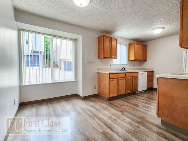 Building Photo - 3618 SW Beaverton Hillsdale Hwy