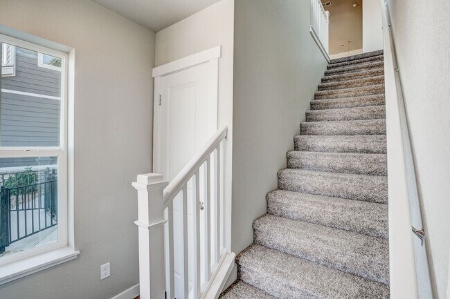 Foto del edificio - Move-In Ready 3-Bedroom Townhome with Garage & Modern Finishes in Loveland!