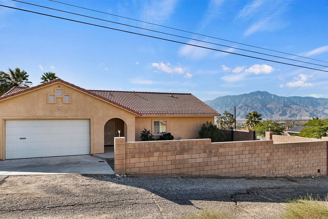 Primary Photo - 66900 Mission Lakes Blvd