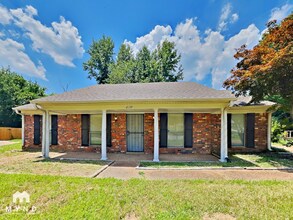Building Photo - 2139 Oldfield Dr
