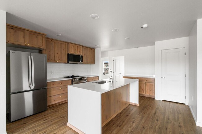 Foto del edificio - New Modern Construction Work Live