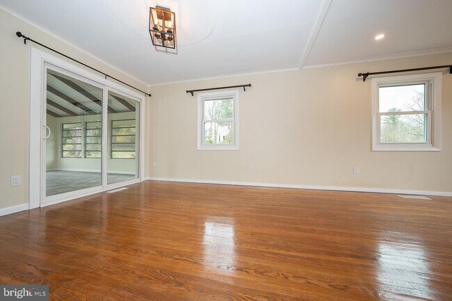 Building Photo - 437 Meadowcroft Rd