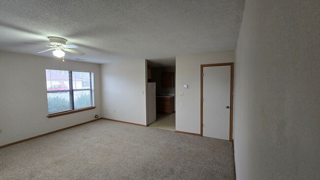 Building Photo - Ground Level 1 Bedroom Apartment w/ Washer/Dryer Connections