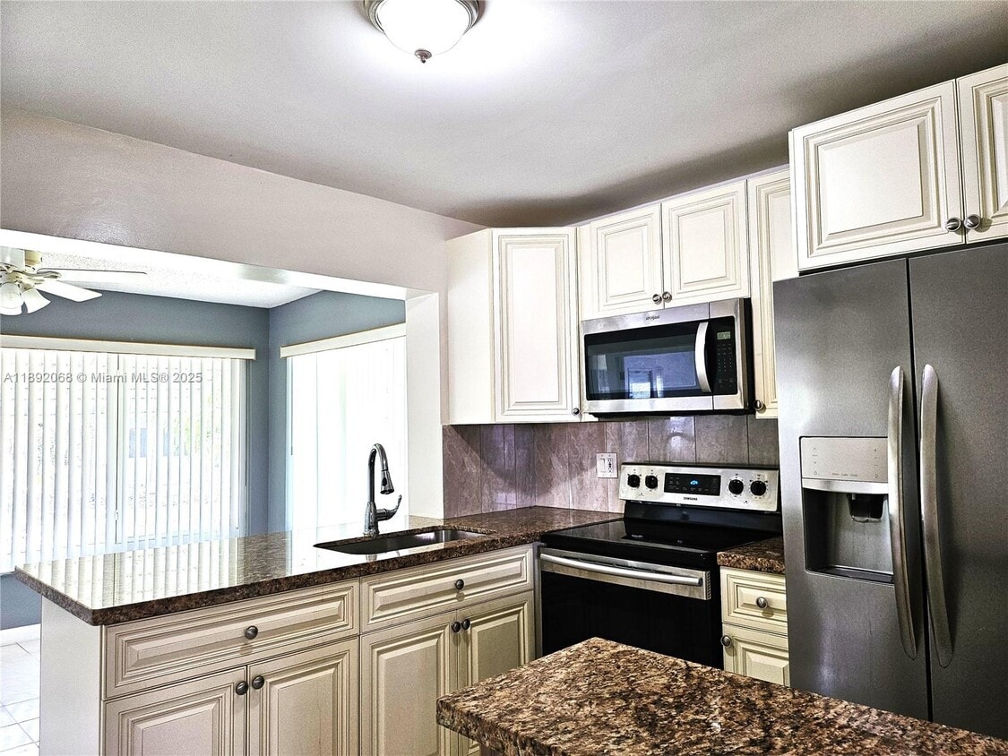 Foto principal - 1040 NW 73rd Terrace