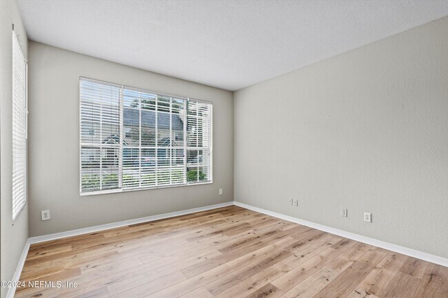 Building Photo - 13700 Richmond Park Dr N