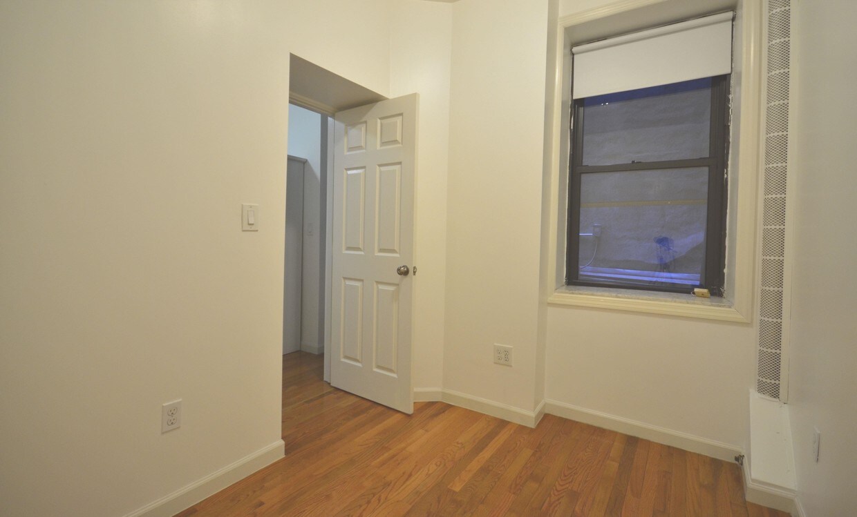 Building Photo - 252 Thompson St