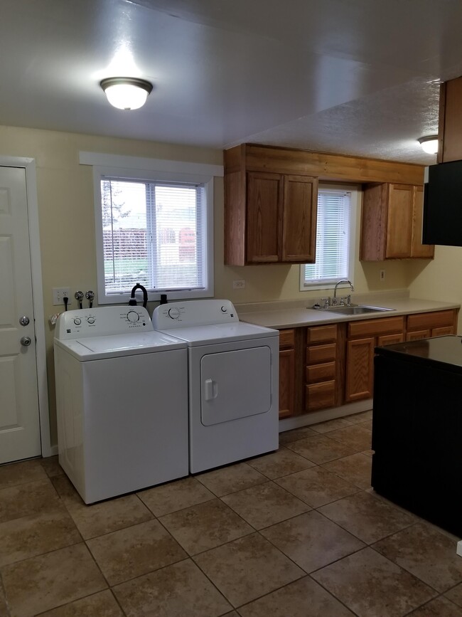 NEW WASHER AND DRYER IN UNIT - 1715 Anderson St