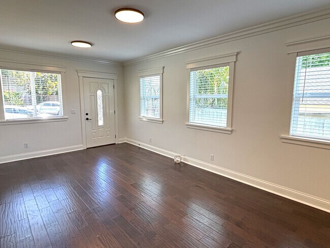 Building Photo - Adorable Beach-Close 2 Bedroom Bungalow in...