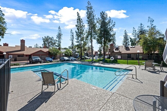 Building Photo - Spacious 3BR Townhouse in Glendale
