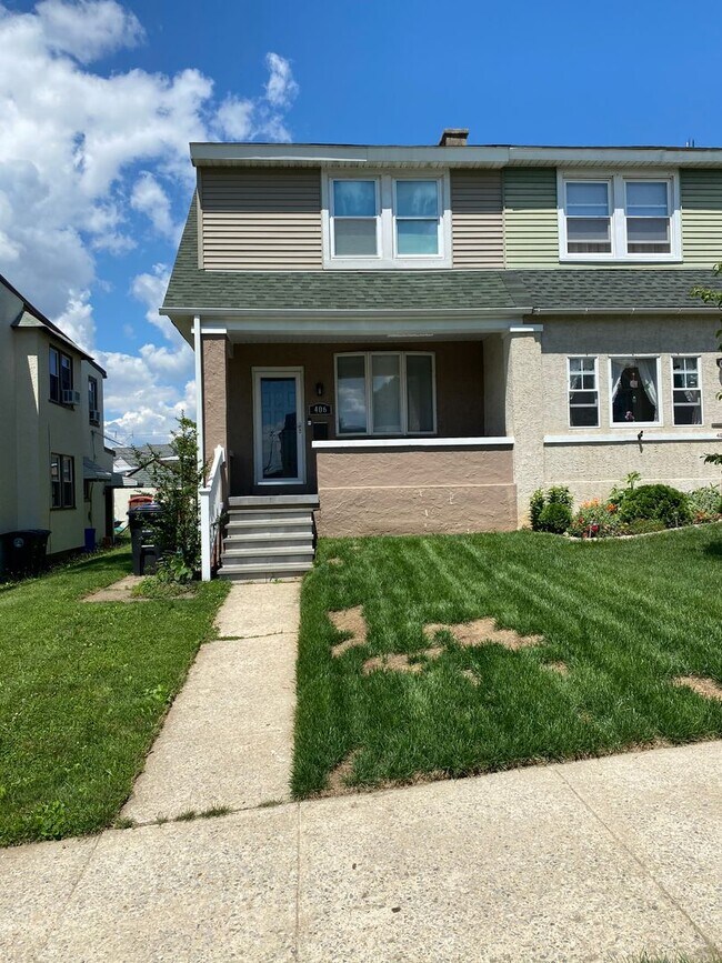 Building Photo - 3BR Twin Home | Hardwood Floors • Fenced Yard • Garage • W/D Included