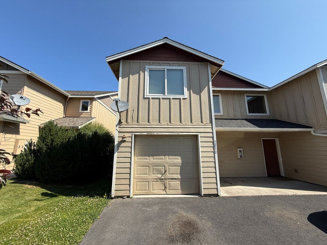 Primary Photo - CHECK OUT THIS SPACIOUS TOWNHOUSE IN REDMO...