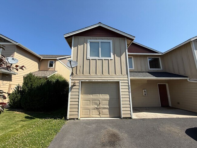 Foto del edificio - CHECK OUT THIS SPACIOUS TOWNHOUSE IN REDMO...