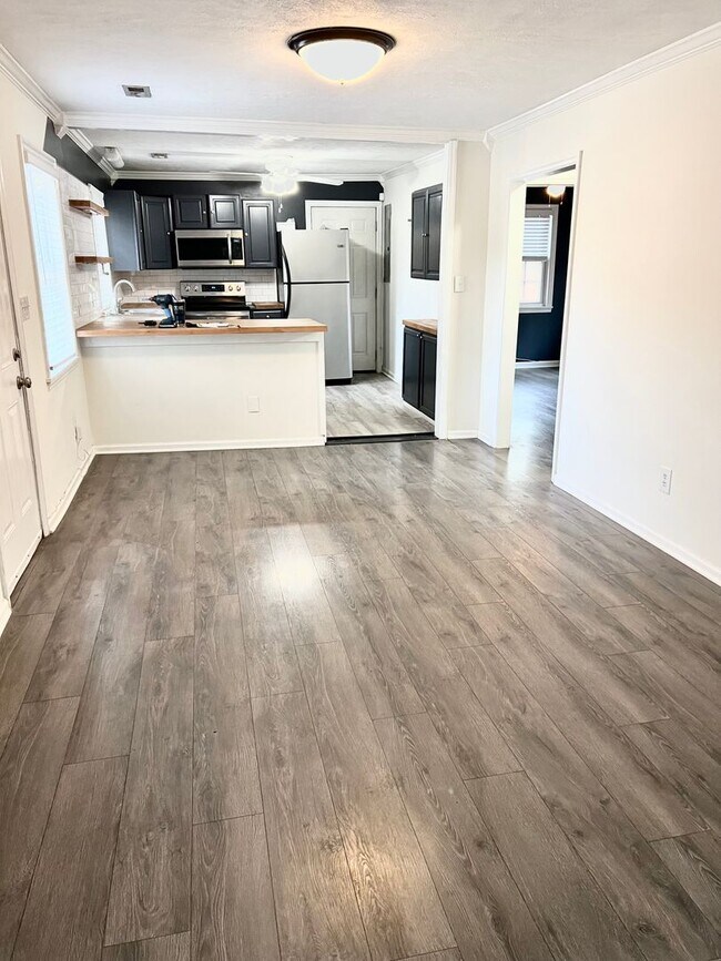 Building Photo - Cute and Cozy 2 bd/1 bath Home in Madison!