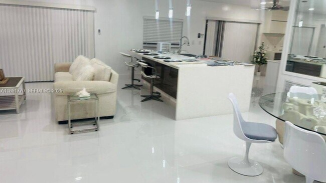 Foto del edificio - 541 SE 17th Ave