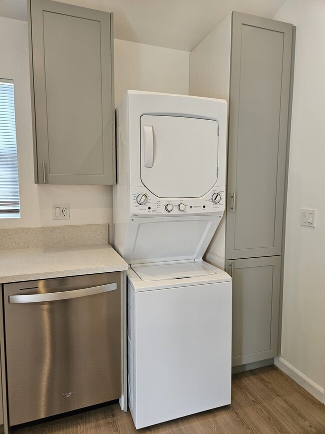 Building Photo - 3172 1/2 Farnsworth Ave