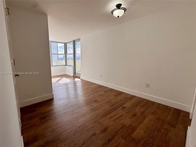 Foto del edificio - 2899 Collins Ave