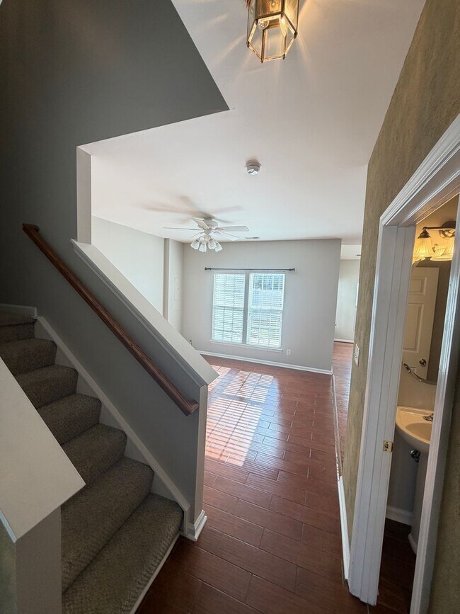 Foto del edificio - Charming 3BR Townhome in Sought-After Harrisburg Town Center